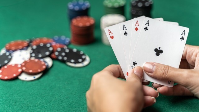 как се играе покер