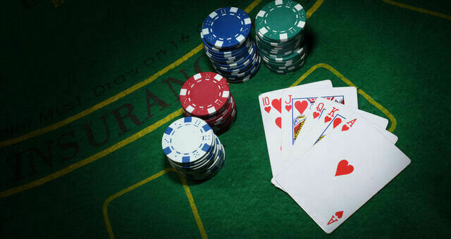 kur zaisti internetini pokeri