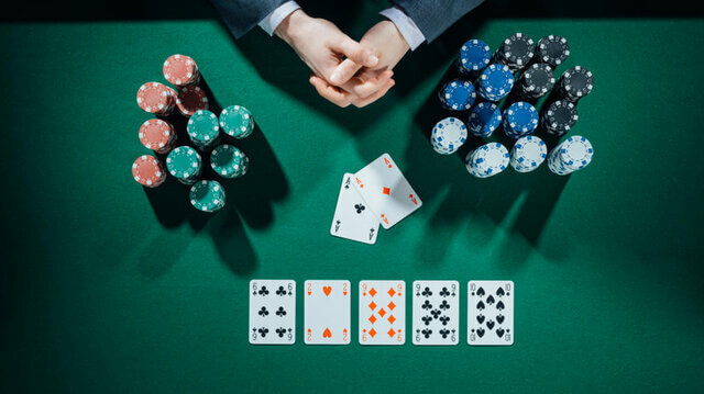 poker tafel met chips en kaarten